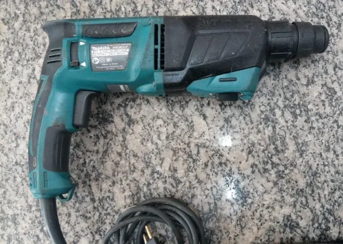 VENDO MARTELETE MAKITA MODELO HR2631F 110V