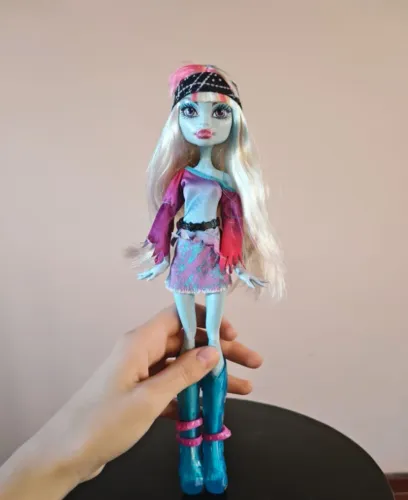 Boneca Monster High Abbey Bominable da coleção Music Festival
