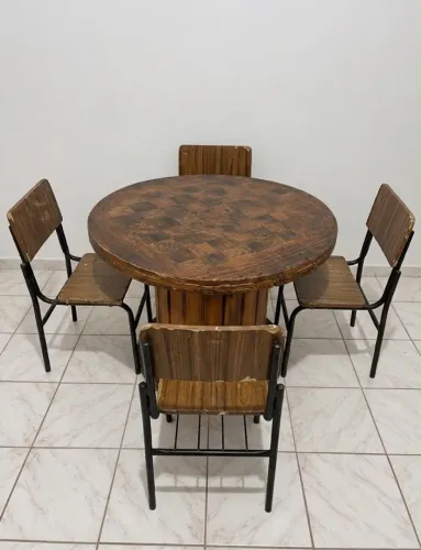 Mesa de cozinha com cadeiras