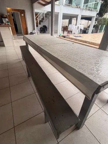 Vários itens à venda, preço em cada um deles