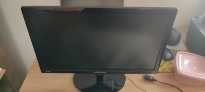 Monitor S19A300B LED com defeito