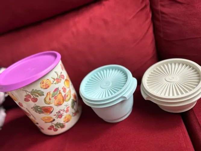 Vendo 3 TUPPERWARE, 1 com capacidade p 2 litros, a outra 600 ml,a outra 350,nunca usadas.