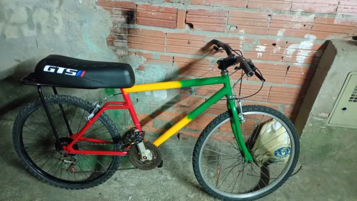 para fazer entregas ótimo ela está com as duas folha aéreo preta
