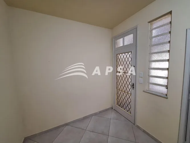 SE VOCÊ BUSCA TRANQUILIDADE SEM ABRIR MÃO DE UMA EXCELENTE LOCALIZAÇÃO, ESTA CHARMOSA CASA