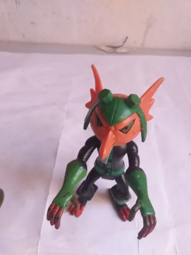 Boneco Diabrete Ben 10 R$35 retirar na cremação