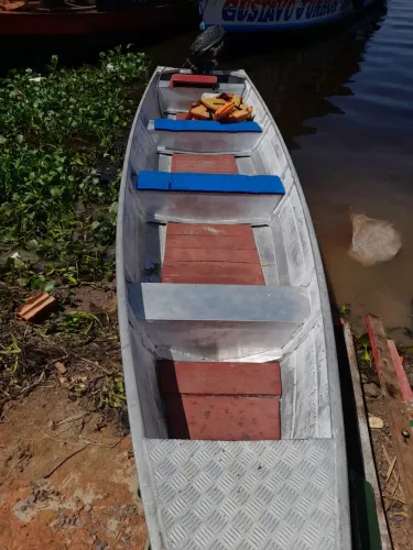 Bote de alumínio com motor de poupar