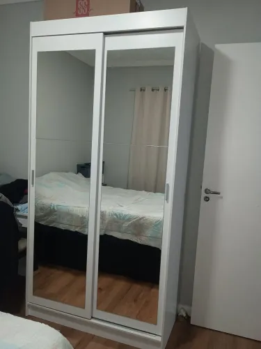 Vendo guarda roupa solteiro 2 portas de correr com espelhos na cor branca semi nova.