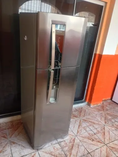 Geladeira 220v Frost Free Eletrolux inox com dispenser de água na porta entrego 