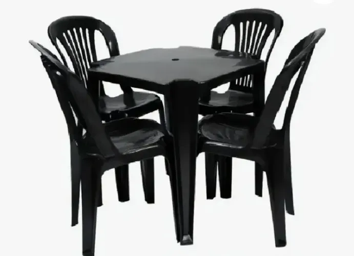 Mesa de plástico com 4 cadeira