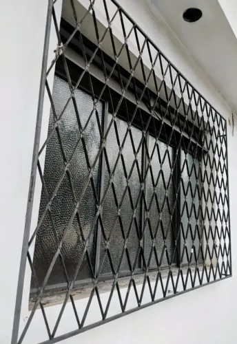 Janelas, grades, portas de vidro e portões em aço