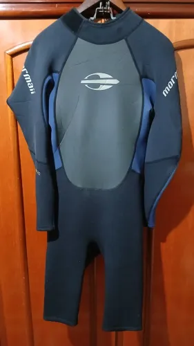 roupa de borracha short johnn mormaii semi novo !!