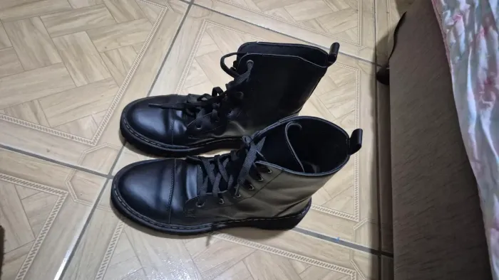 Bota com cadarço preta, confortável. Usada 1 vez