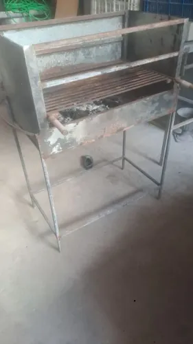 Churrasqueira e espetos
