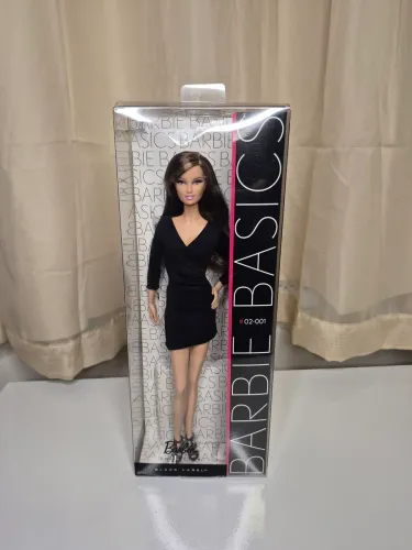 Boneca Barbie Basic Black 001-02