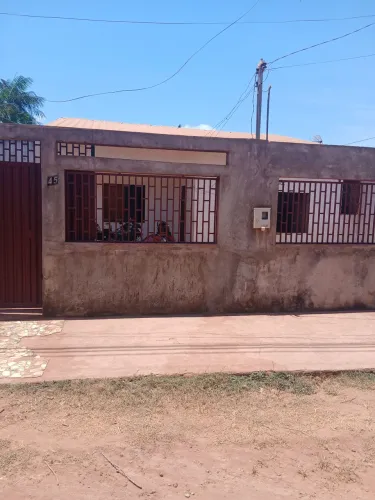 Casa de ovenaria 'terreno 10 por 30'tem poço estesiano com bomba submersa 'terreno murrado