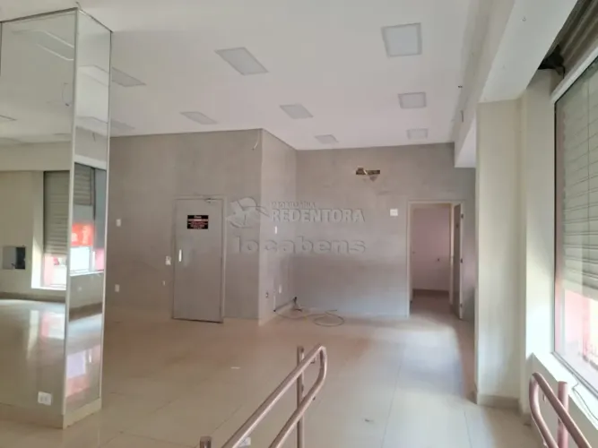 Salão na General Glicério esquina com a Silva Jardim.