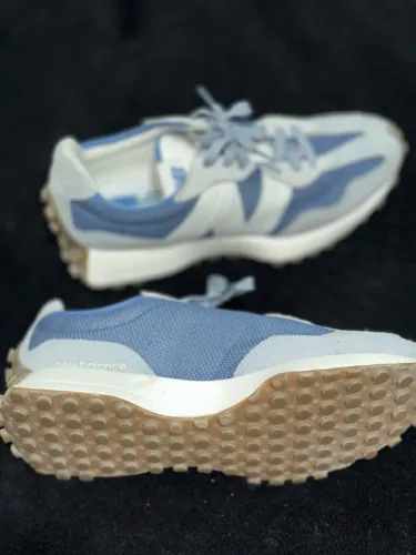 Tênis original do modelo New Balance 327