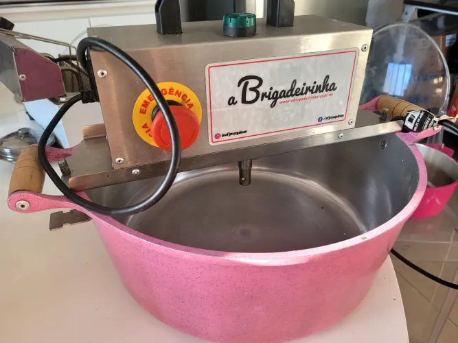 Panela de mexer doces Brigadeirinha tamanho 36, grande, rosa, bivolt, excelente estado 