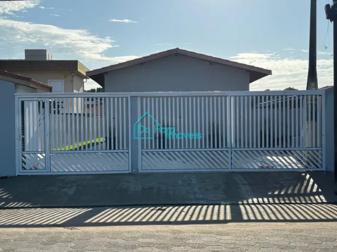 casa em condomínio com 2 quartos sendo 1 suíte, sala e cozinha, 1 vaga de garagem, lado pr
