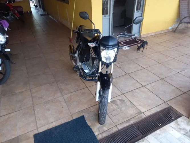 Titan 150 2014/15 a última saiu com freio conjugado