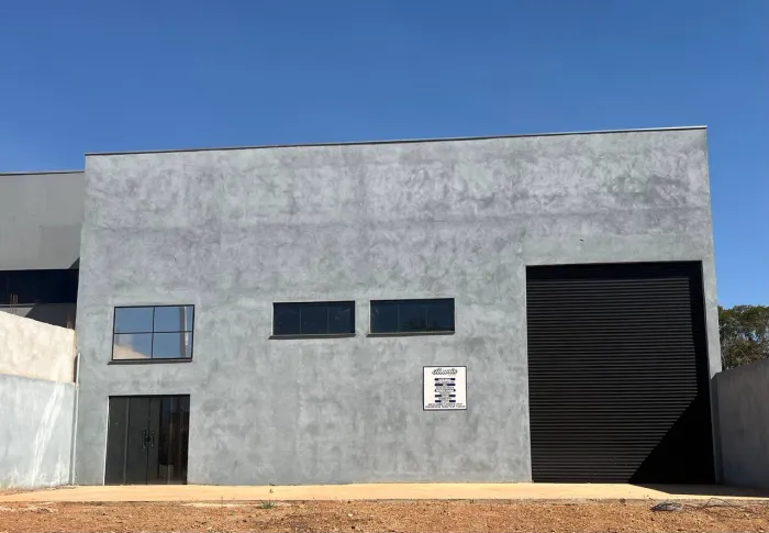Galpão comercial com 300 de área construída e 600 metro de terreno para locação na quadra 