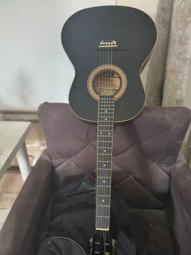 Violão com capa