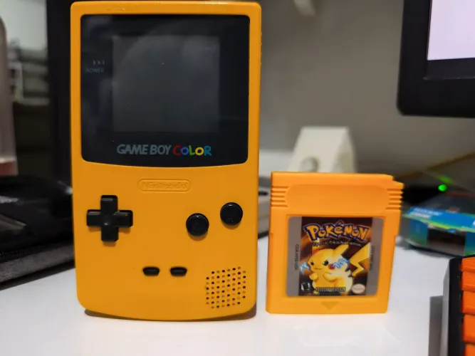 Game Boy Color + Pokémon Yellow - envio pela Olx
