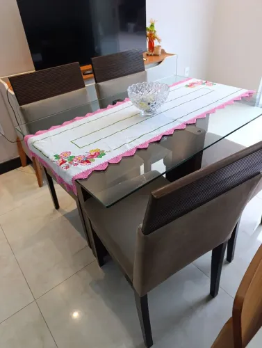 Mesa de jantar com quatro cadeiras em madeira 80cm x 120cm.