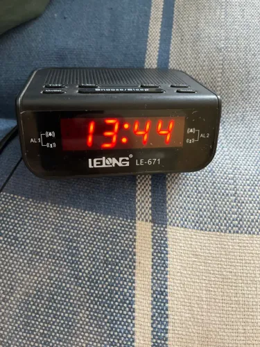 Rádio relógio Lelong , com 2 alarmes.