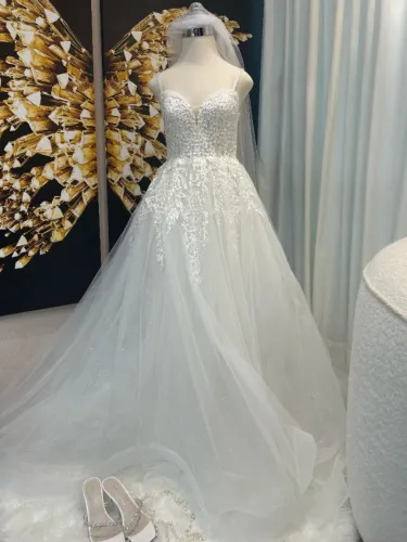 Vestido de Noiva Princesa com Cauda e Brilho - Tam. 38 ao 42