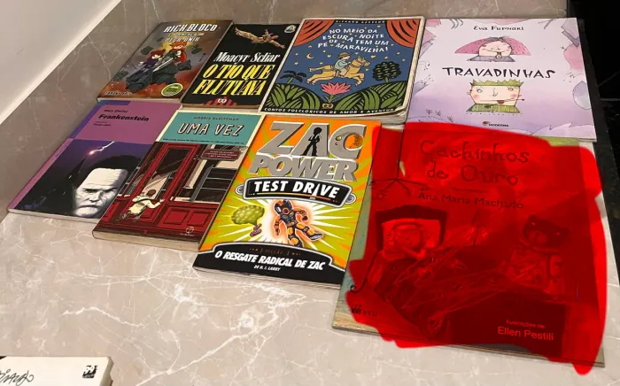 Livros um pack com 7 livros cada um por 15 reais 