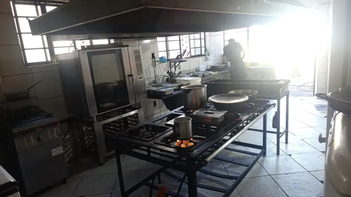 VENDO FUNDO DE LOJA OU PASSO O PONTO RESTAURANTE