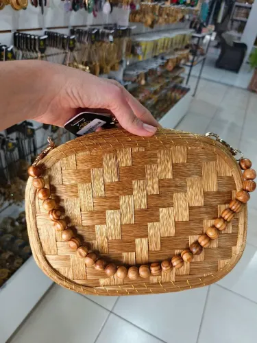 Bolsa de capim dourado com alça menor com bolinhas