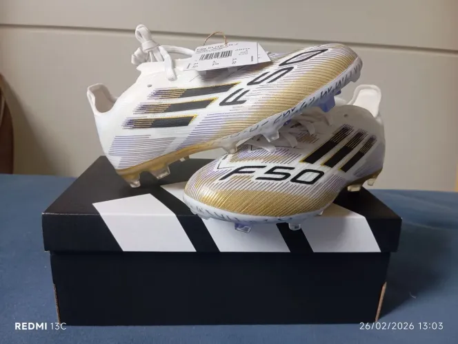 Chuteira Adidas original número 32. Nunca foi usada