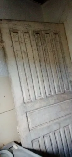 Vendo uma porta usada
