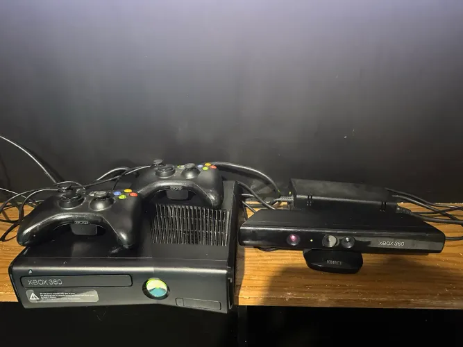 Xbox 360 Slim 250GB + Kinect + 2 Controles + Kinect Adventures - Completo
