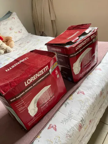 Dois chuveiros Lorenzetti Duo Shower 220.