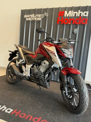 CB 300F ABS 2026 EMPLACADA