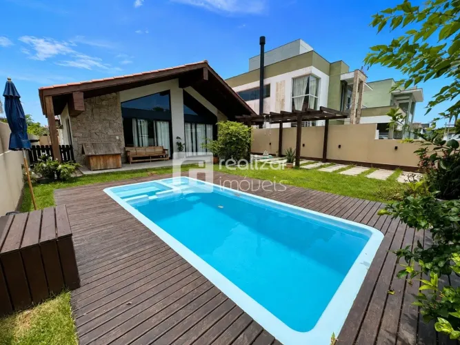 Casa com 3 dormitórios e piscina no Ribeirão da Ilha