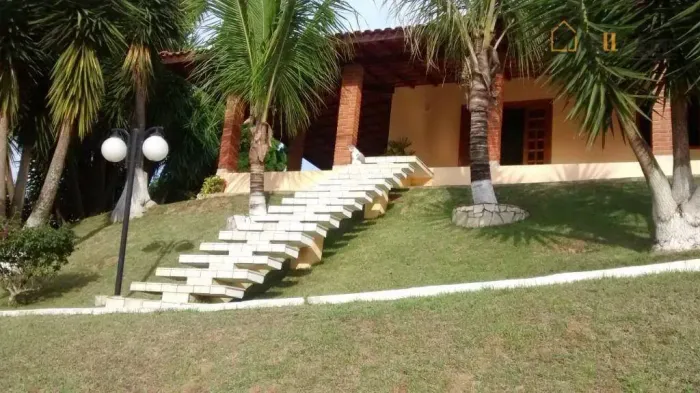 Exuberante chácara à venda em Pinhalzinho, com área total de 9.500m², 04 dorm sendo 01 suí