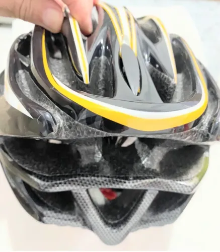Vende-se Capacete Ciclismo. Atrio. Tamanho M, Preto, Branco com detalhe amarelo.