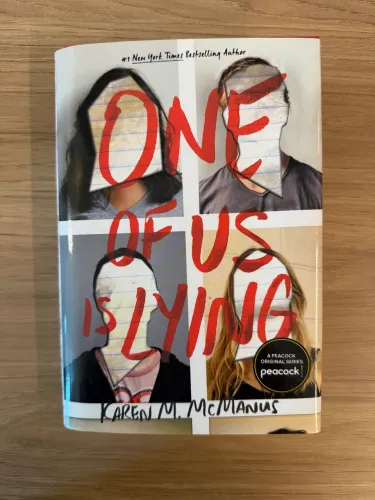 Livro One of Us Is Lying - Karen M. McManus - Inglês