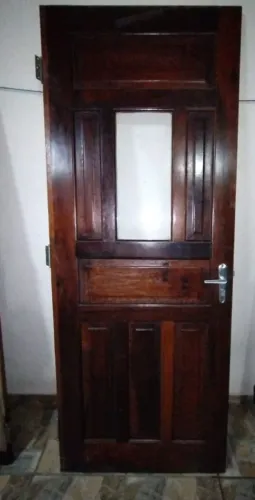 Porta de madeira maciça com vidro