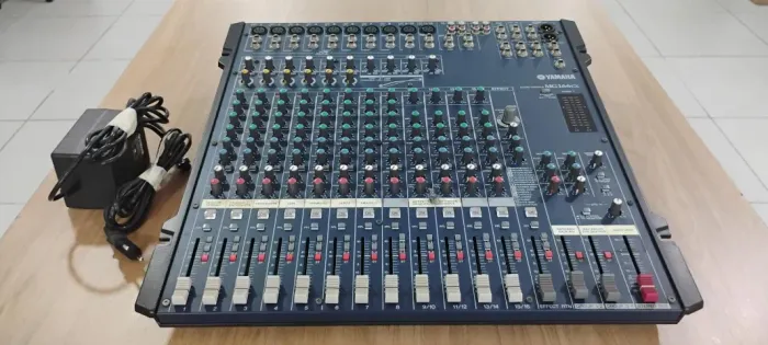Mesa de Som Yamaha MG166CX - 16 canais com efeitos