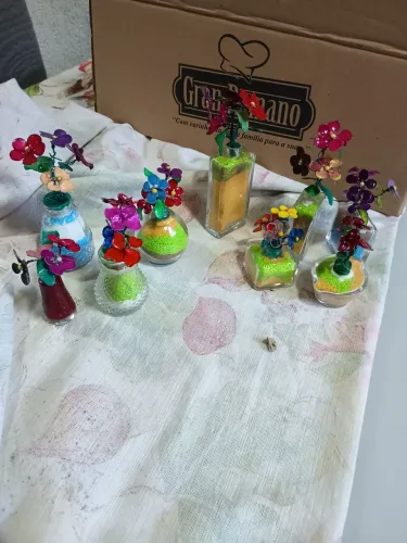 Pequeninos vasos com flores de resina