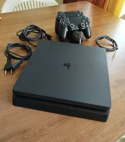 PS4 Slim + 2 controles originais + Suporte carregador duplo p/controles