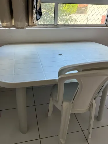 Mesa de plástico com 2 cadeiras 