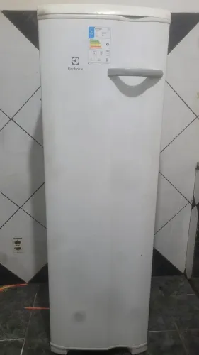 Freezer vertical Eletrolux 234L  