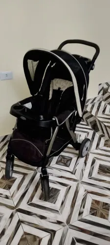 Carrinho de bebê com bebê conforto GRACO