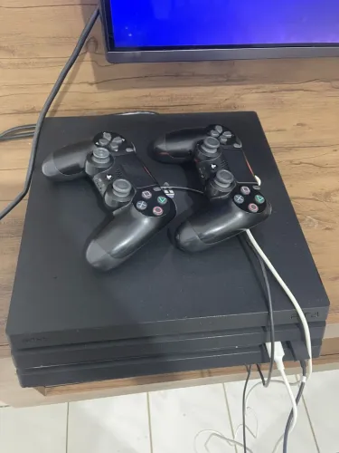 PS4 Pro 500GB + 2 Controles Originais + GTA V + FC 26 Digital